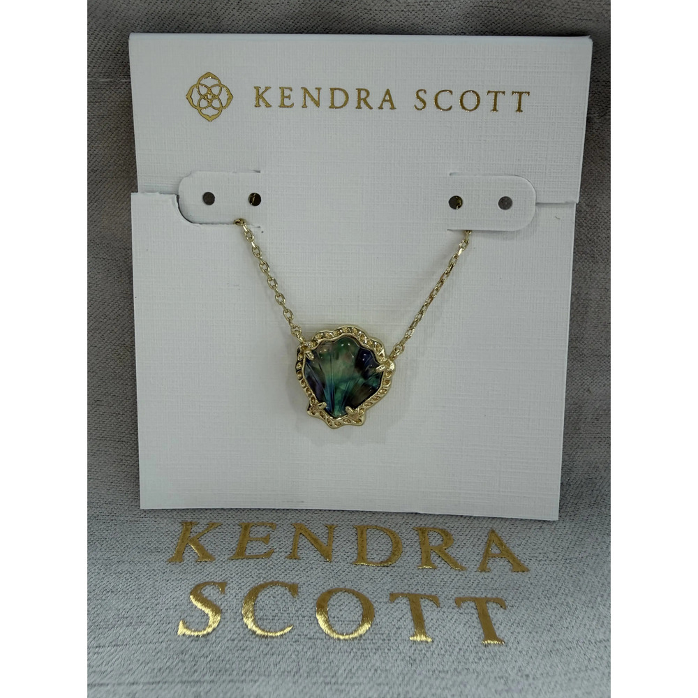 Kendra Scott necklace